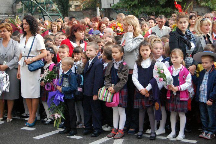 Elevii se &icirc;ntorc la cursuri luni, 12 septembrie! Noutățile anului școlar 2016-2017: Vacanțe mai lungi