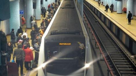 O garnitură de metrou s-a defectat în apropiere de staţia Eroilor. Circulaţia blocată 45 de minute!