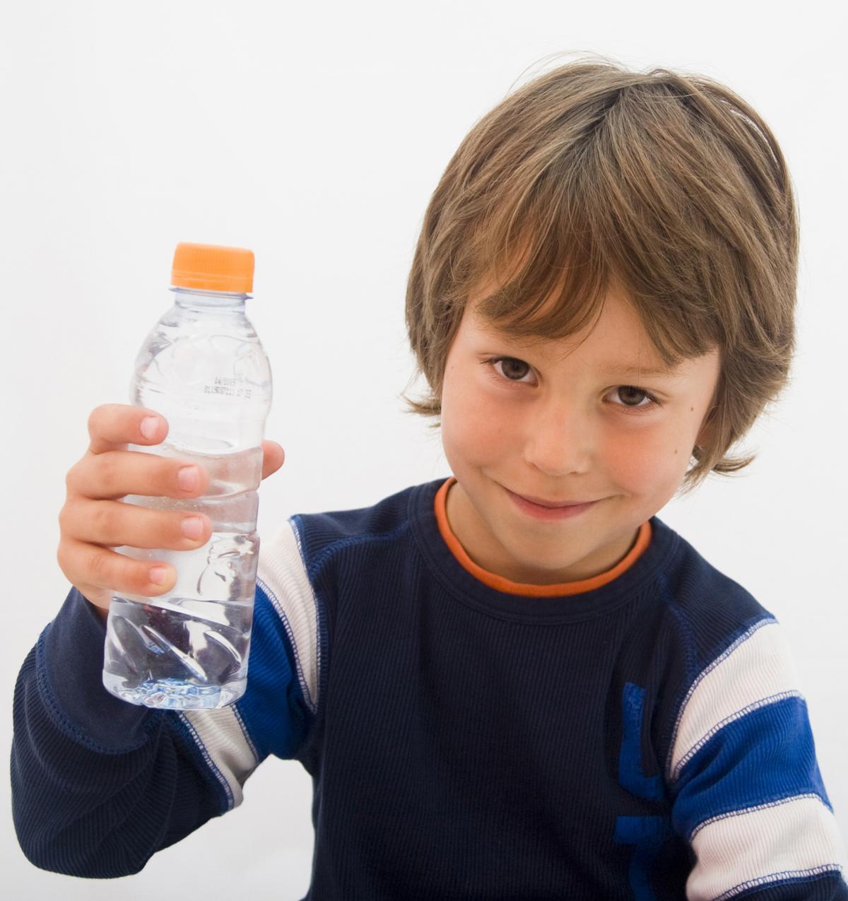 Elevii și bolnavii ar putea primi apă minerală gratis! Banii vor veni de la bugetul statului și din fonduri europene