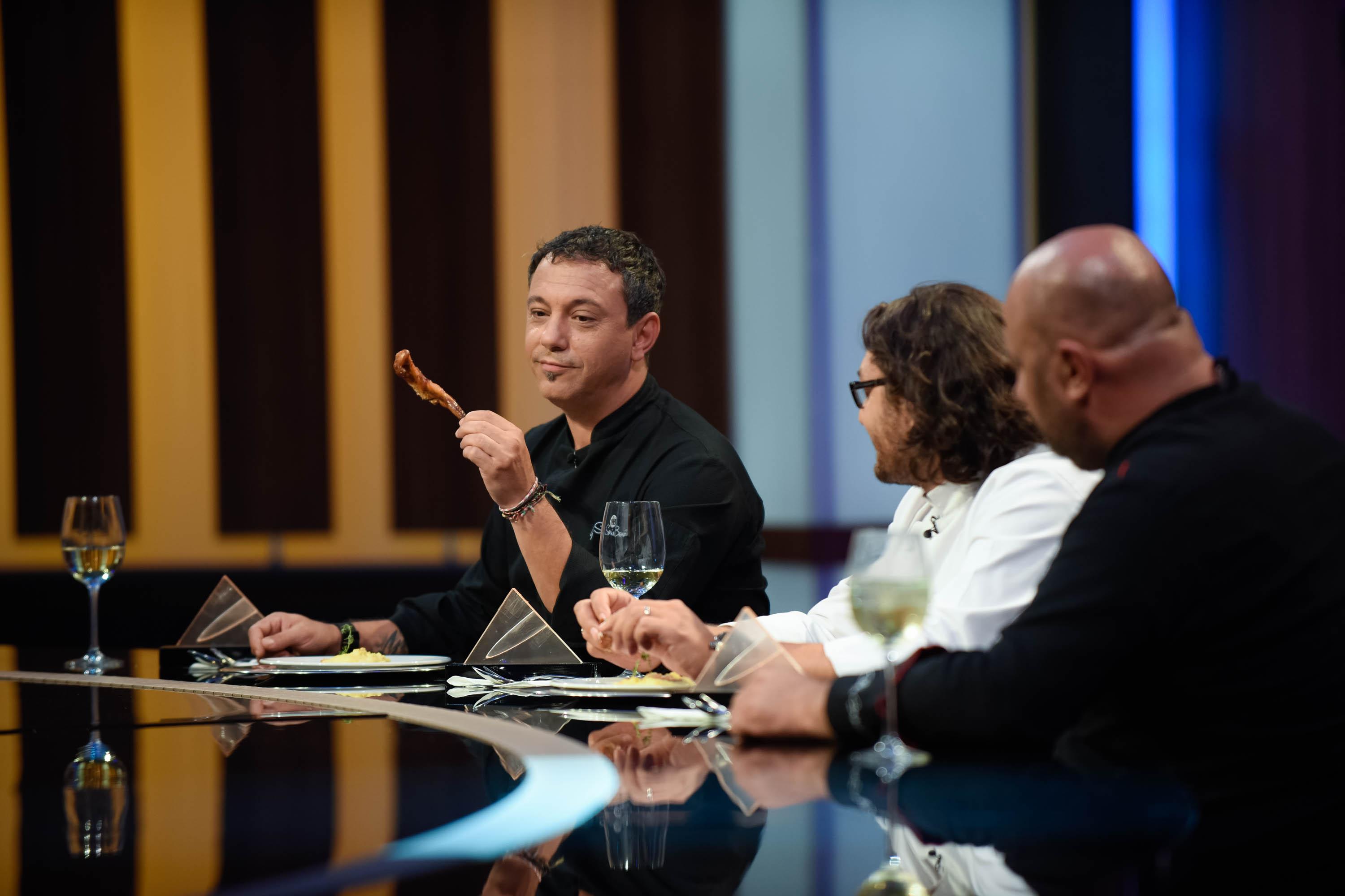 De la pirați la bucătari experimentați! &bdquo;Chefi la cuțite&rdquo; a &icirc;nceput cu arome ieșite din comun!