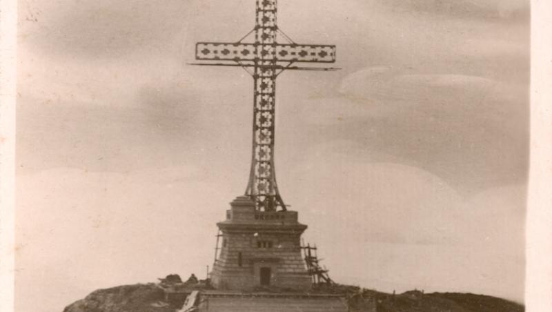 GALERIE FOTO. Crucea de pe Caraiman: cum a vrut un tovarăș comunist să-i taie, cu flexul, brațele și să-i pună o stea în frunte!