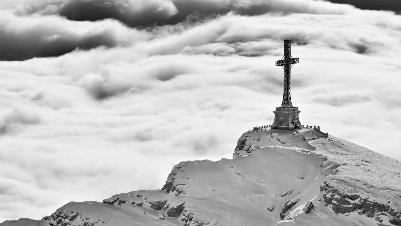 GALERIE FOTO. Crucea de pe Caraiman: cum a vrut un tovarăș comunist să-i taie, cu flexul, brațele și să-i pună o stea în frunte!