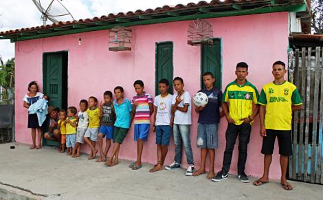 Un cuplu din Brazilia s-a pus pe treabă, nu glumă! Părinții au deja 13 copii, toți băieți, dar nu au de gând să se oprească. Motivul?
