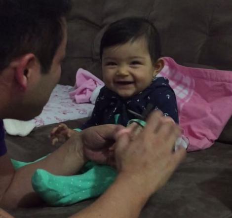 Acesta este cel mai șmecher bebeluș! S-a prins cum să scape de tăiatul unghiilor, iar tatăl său moare de râs! (VIDEO)