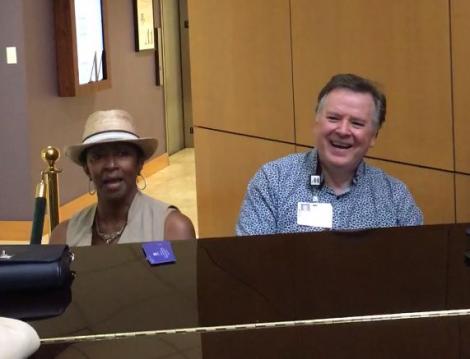 Un preot și un pacient au găsit un pian într-un spital și au decis să cânte! În scurt timp, toți au amuțit! (VIDEO)
