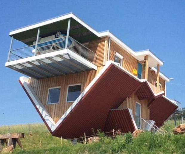 Video! Cum să &icirc;ţi dai lumea peste cap... la propriu! Cafeneaua cu susul &icirc;n jos, atracţia vizitată de sute de mii de turişti