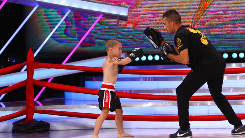 Nick face box mai ceva ca un campion și luptă cu îndârjire, deși are doar cinci ani! Surpriză uriașă! Cine crezi că a venit să se antreneze cu puștiul?