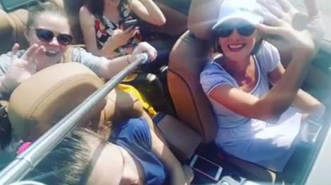 VIDEO VIRAL! ”Doamna Iohannis, faceți cu mâna!” La început de an școlar, Prima Doamnă și-a plimbat elevele în decapotabilă, cu muzica dată tare