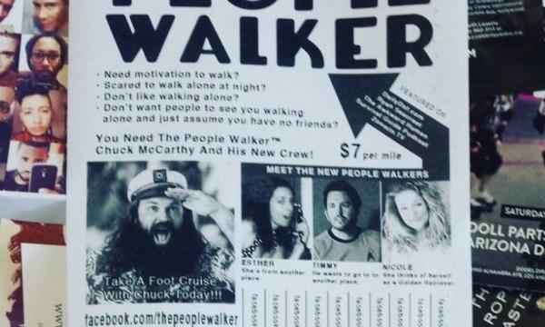 VIDEO! Dai un ban şi ai coleg de trotuar! "Plimbătorul" de oameni, o afacere de mare succes. C&acirc;ţi bani c&acirc;ştigă un american din mersul pe l&acirc;ngă clienţi