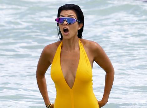 Kourtney Kardashian, imagini jenante la plajă! A purtat un costum de baie extrem de mulat, care o incomoda, dar a rezolvat imediat problema, sub ochii tuturor