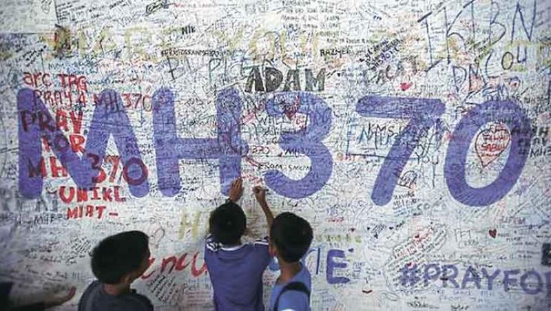”Fiul meu, aduceți-mi înapoi fiul!” 239 de suflete moarte în zborul MH370, într-un avion înghițit de pământ! După doi ani și jumătate, au fost găsite primele resturi