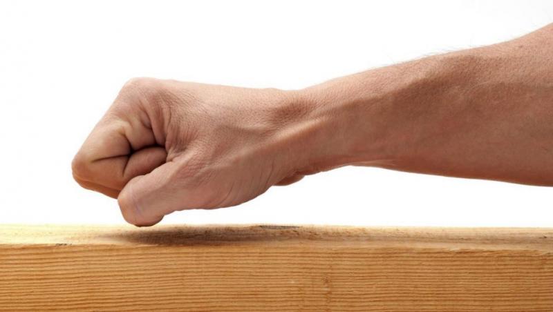 Baţi în lemn să te fereşti de ghinion? Iată de unde vine obiceiul şi ce semnifică de fapt