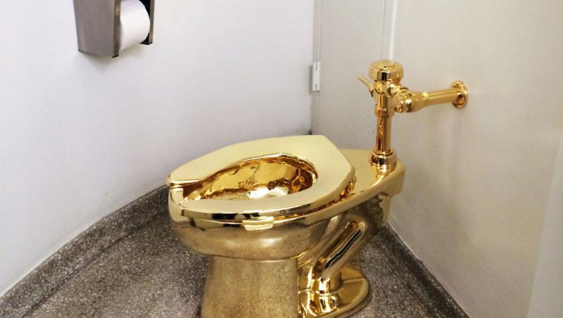 ”Indiferent de ce mănânci, rezultatul e același!” Toaleta publică din aur masiv de 18 karake pe care oricine o poate folosi. Explicația investitorului?