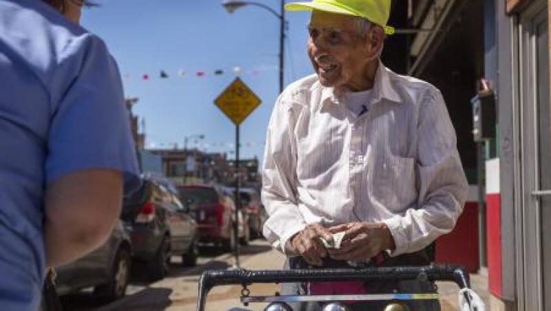 Un bătrânel de 89 de ani a făcut planeta să plângă cu povestea sa emoționantă! Nu cerșește, ci aduce zâmbete tuturor!