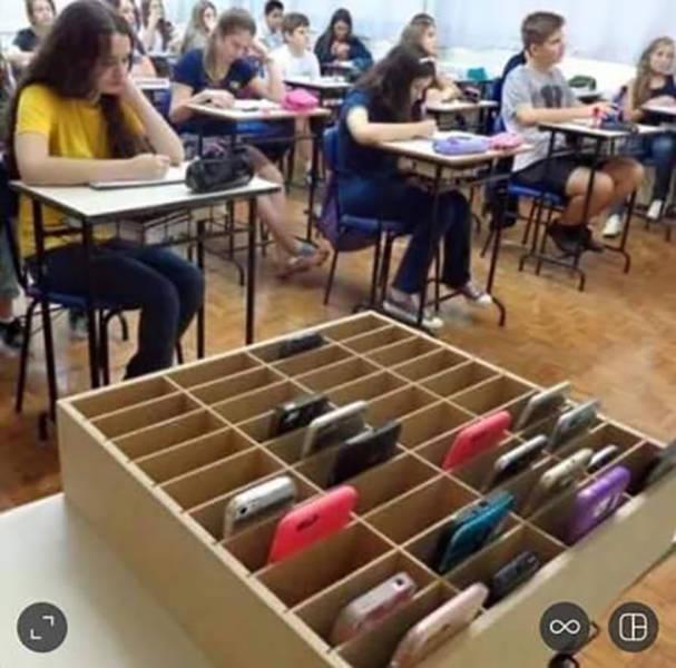 Soluția ingenioasă găsită de conducerea unei școli. Telefoanele &icirc;n timpul orelor de curs sunt istorie!