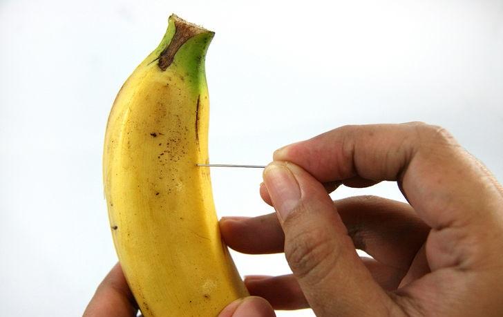 Cea mai tare farsă pe care o poți face prietenilor! Ai nevoie doar de un ac și de o banană! Reacțiilor vor fi pe măsură! (VIDEO)