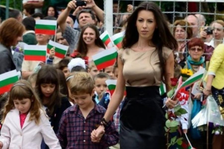 Cea mai  senzuală &icirc;nvățătoare a aprins imaginația internauților! Tăticii au decis să vină doar ei la ședința cu părinții!