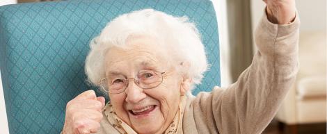 O bunicuță de 102 de ani se menţine în formă într-un mod neobişnuit. Secretul ei e și la îndemâna ta!