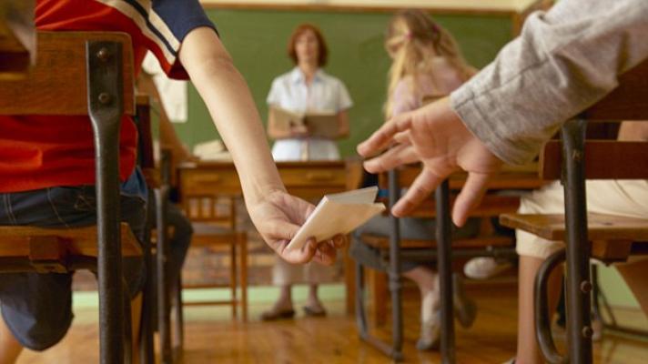 Bilețelul trimis de o elevă colegului său de clasă a devenit viral, după ce o profesoară l-a confiscat. "Nu &icirc;ncerca să te mai joci cu mine &icirc;n autobuz"