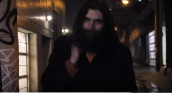 Foto WOW! Un om al străzii, tuns şi bărbierit pentru prima oară. Transformarea este de-a dreptul uimitoare: "Nu mă recunosc!"