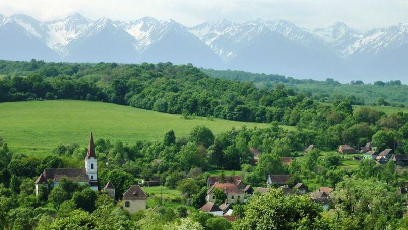 Povestea satului din România în care ultimul copil a venit pe lume înainte de '89. Îți poți cumpăra o casă în acest paradis cu doar 2.000 de lei