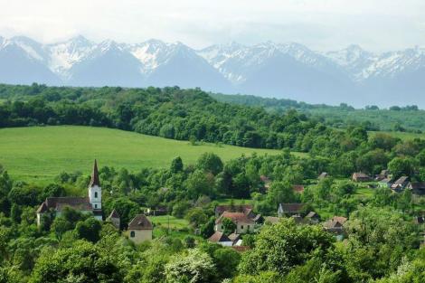 Povestea satului din România în care ultimul copil a venit pe lume înainte de '89. Îți poți cumpăra o casă în acest paradis cu doar 2.000 de lei