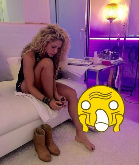 Shakira a comis-o! A vrut să arate fanilor că îşi face singură unghiile, însă un detaliu ruşinos a fost omis. Ce s-a văzut în fotografie
