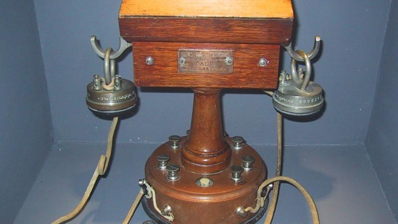Telefonul ”Ader”, model 1880, cu ajutorul căruia s-au realizat primele convorbiri telefonice pe teritoriul României