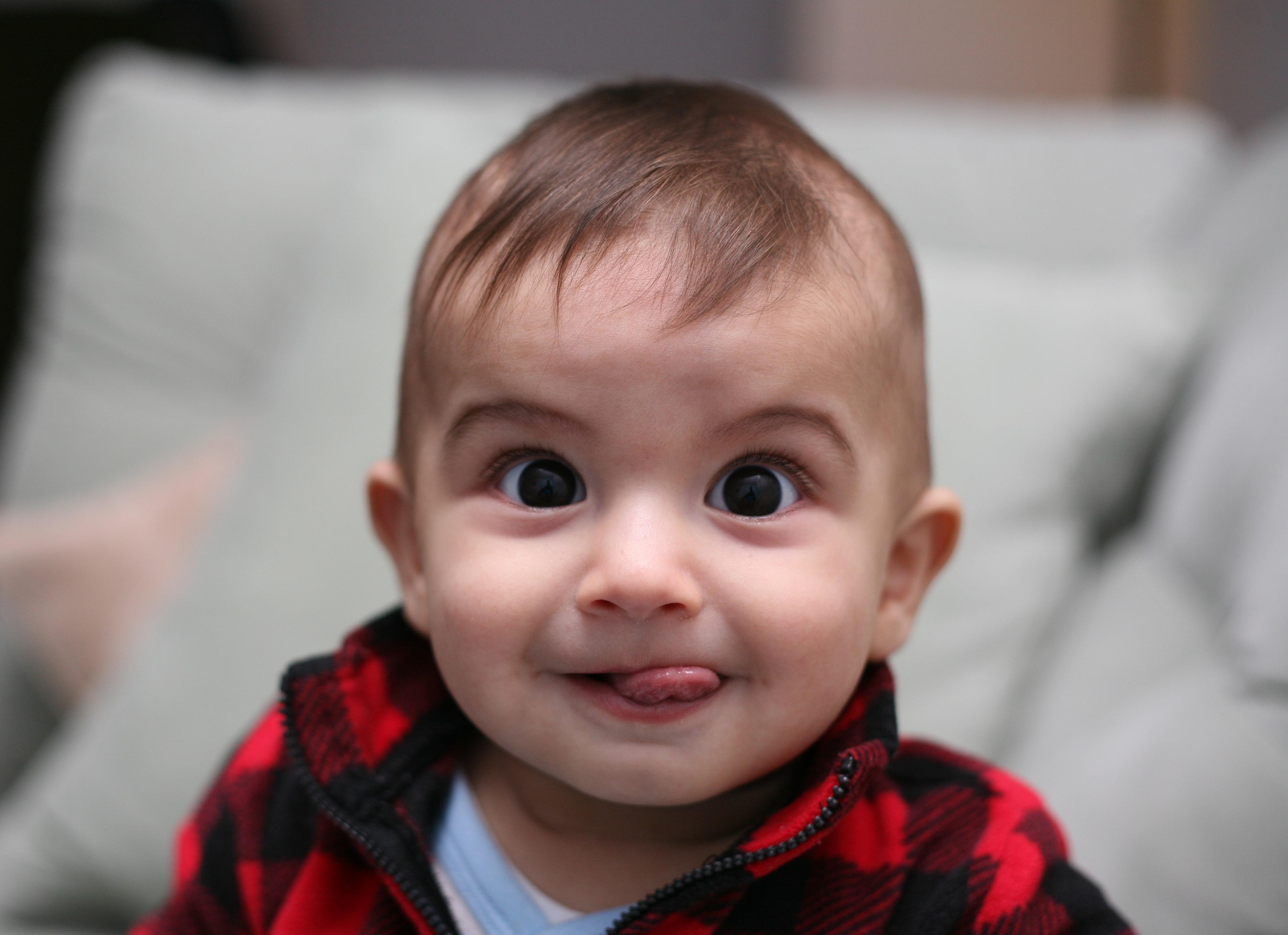 Un bebeluș face senzație pe internet! A avut o reacție de milioane când s-a văzut pentru prima oară în oglindă! (VIDEO)