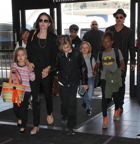 „Atmosfera din casa familiei Jolie - Pitt seamănă cu cea de la spitalul de nebuni”.  La 9 ani, Maddox, fiul celor două staruri, bea vin și conducea mașini