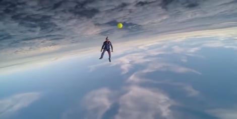 Inedit! Doi parașutiști și-au dat pase cu o minge de tenis, la 4.000 de metri în aer. Se îndreptau spre pământ cu 200-300 de kilometri pe oră (VIDEO)