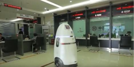 Aeroportul este supravegheat de roboți cu arme de apărare! Ce rol au micii umanoizi ce patrulează printre călători?