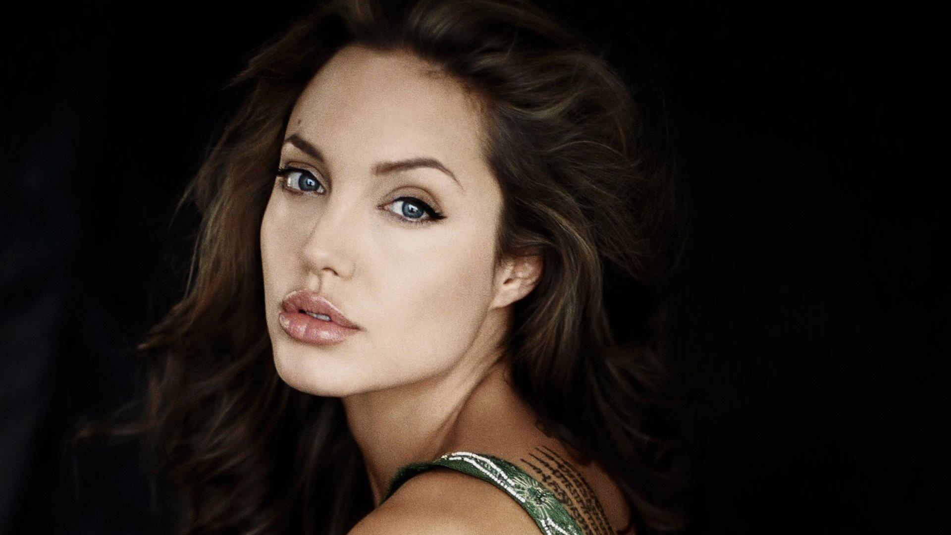 Angelina Jolie are planuri secrete! Actrița s-a refugiat &icirc;ntr-un paradis pentru care plătește 95.000 de dolari lunar! (VIDEO)