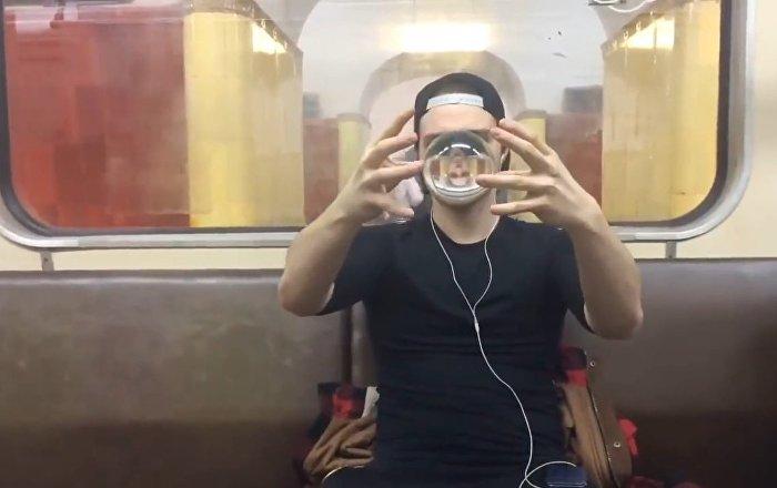 Un tip a scos o bilă și-a &icirc;nceput să se joace cu ea! &Icirc;n scurt timp, tot metroul a fost hipnotizat! (VIDEO)