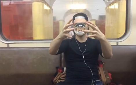 Un tip a scos o bilă și-a început să se joace cu ea! În scurt timp, tot metroul a fost hipnotizat! (VIDEO)