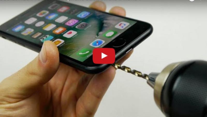 Un tânăr a arătat cum să faci gaură specială pentru căști la iPhone 7! Milioane de oameni s-au mirat când au văzut metoda! (VIDEO)