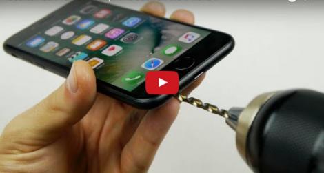 Un tânăr a arătat cum să faci gaură specială pentru căști la iPhone 7! Milioane de oameni s-au mirat când au văzut metoda! (VIDEO)