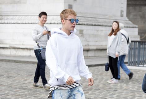 Justin Bieber lovește din nou! Și-a înjurat fanii, după ce i-a lăsat cu ochii în soare