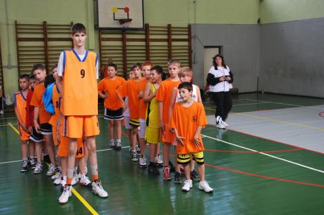 Robert, 2,31 m la doar 16 ani. Avem cel mai înalt copil din Europa! Are înălțimea lui Ghiță Mureșan, servește...șapte mese pe zi!