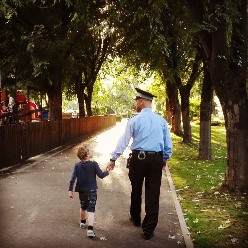 Un copil pierdut a reușit să-și regăsească părinții cu ajutorul unui poliţist local! Povestea a impresionat &icirc;ntreaga Rom&acirc;nia!