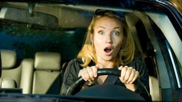 Toți șoferii au dilema asta! C&acirc;ţi kilometri mai poţi să mergi după ce se aprinde &ldquo;becul de benzină&rdquo;?