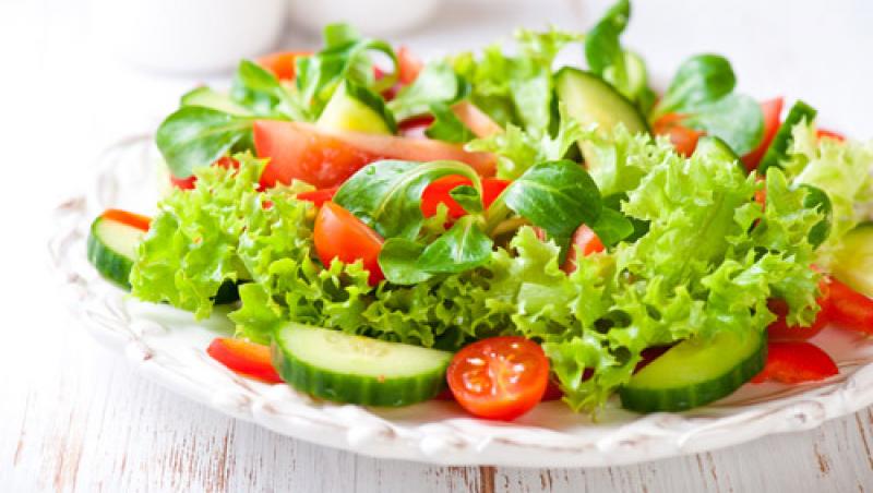 Ești la dietă, dar nu vezi niciun rezultat? Nu mai face greșeala asta atunci când îți prepari o salată!