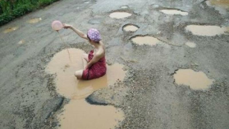Campanie inedită împotriva gropilor din asfalt. Se ia una bucată cască de duș, un prosop și un fotomodel