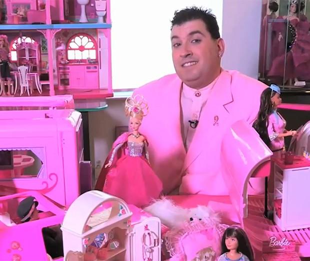 Bărbatul acesta iubește păpușile mai mult dec&acirc;t orice! Toți răm&acirc;n fără cuvinte c&acirc;nd intră &icirc;n casă și văd colecția! (VIDEO)