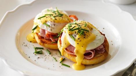 Micul dejun al regilor! Încearcă și tu rețeta de ouă Benedict, n-o să-ți mai dorești altceva! (VIDEO)