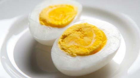 Cel mai amuzant mod de-a curăța niște ouă! Te vei distra de minune în bucătărie! (VIDEO)