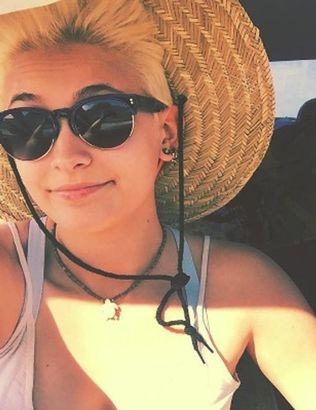 Michael Jackson trăiește? Fiica sa a postat o filmare ce a zguduit tot internetul! Ce se vede pe bancheta din spate a mașinii? (VIDEO)