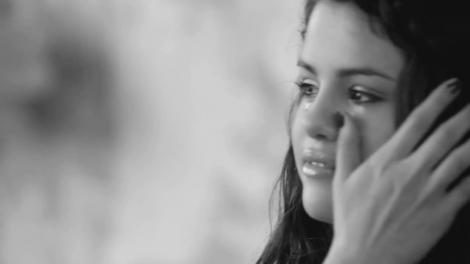 Selena Gomez, între chimioterapie, lacrimi și concerte anulate. Le-a arătat fanilor poză recentă, iar durerea i se citește pe chip!
