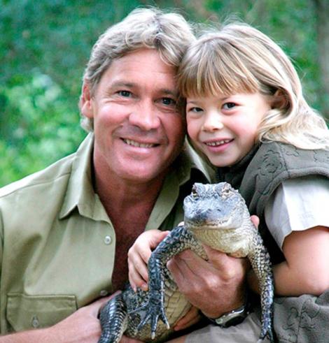 Au trecut zece ani de când „vânătorul de crocodili” Steve Irwin a murit! Între timp, fetița sa a devenit o femeie superbă! Cum arată Bindi?
