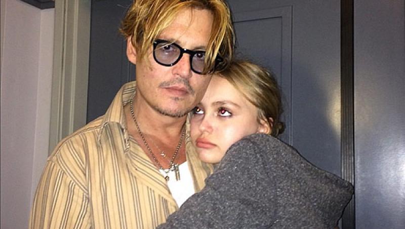 Liliy Rose, fiica lui Johhny Depp, s-a transformat într-o adevărată „lebădă”! Toți bărbații întorc capul după așa o frumusețe!
